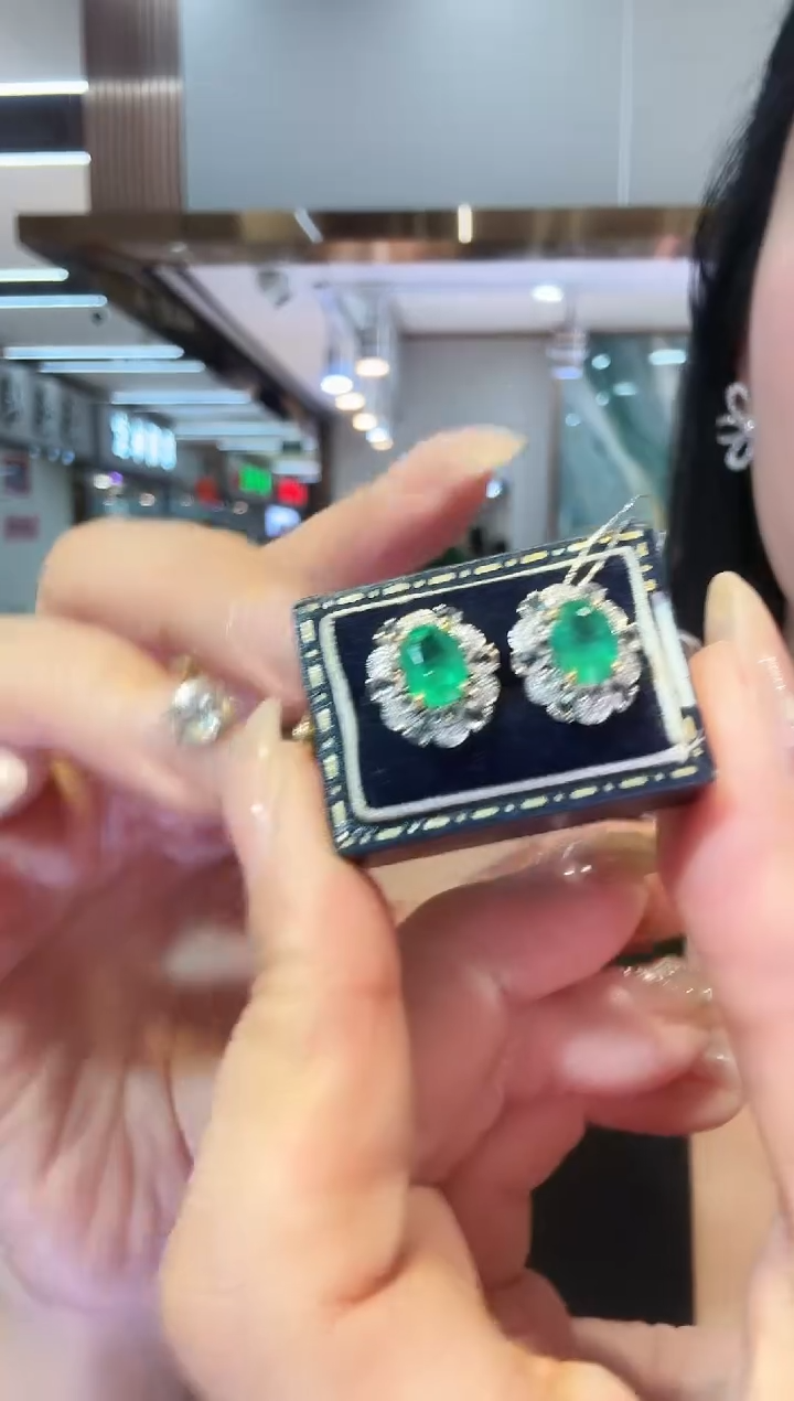18K金镶嵌耳饰祖母绿1.60ct