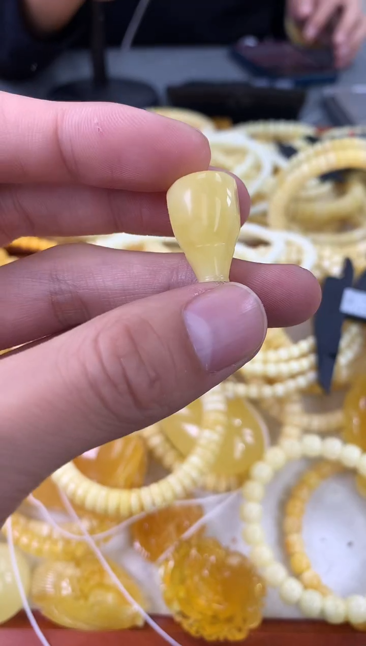 【闪购商品】琥珀裸石未镶嵌吊坠