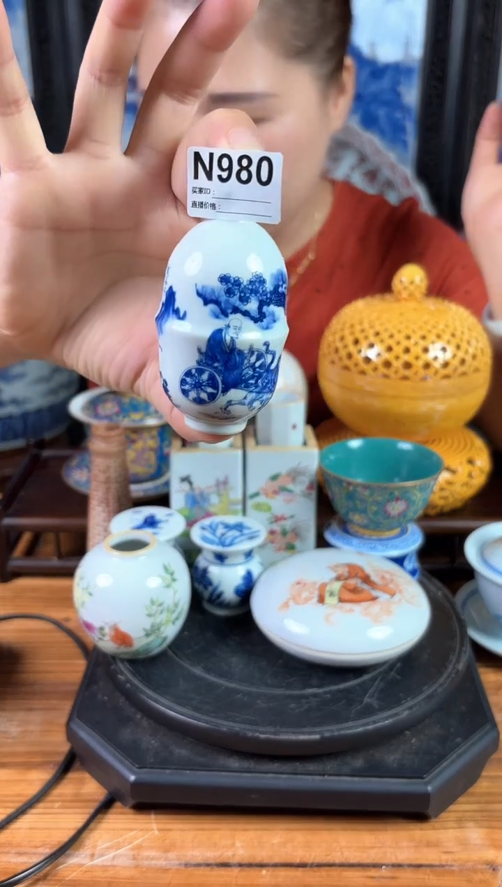 摆件景德镇陶瓷仿古摆件（手工托印鼻烟壶)N980