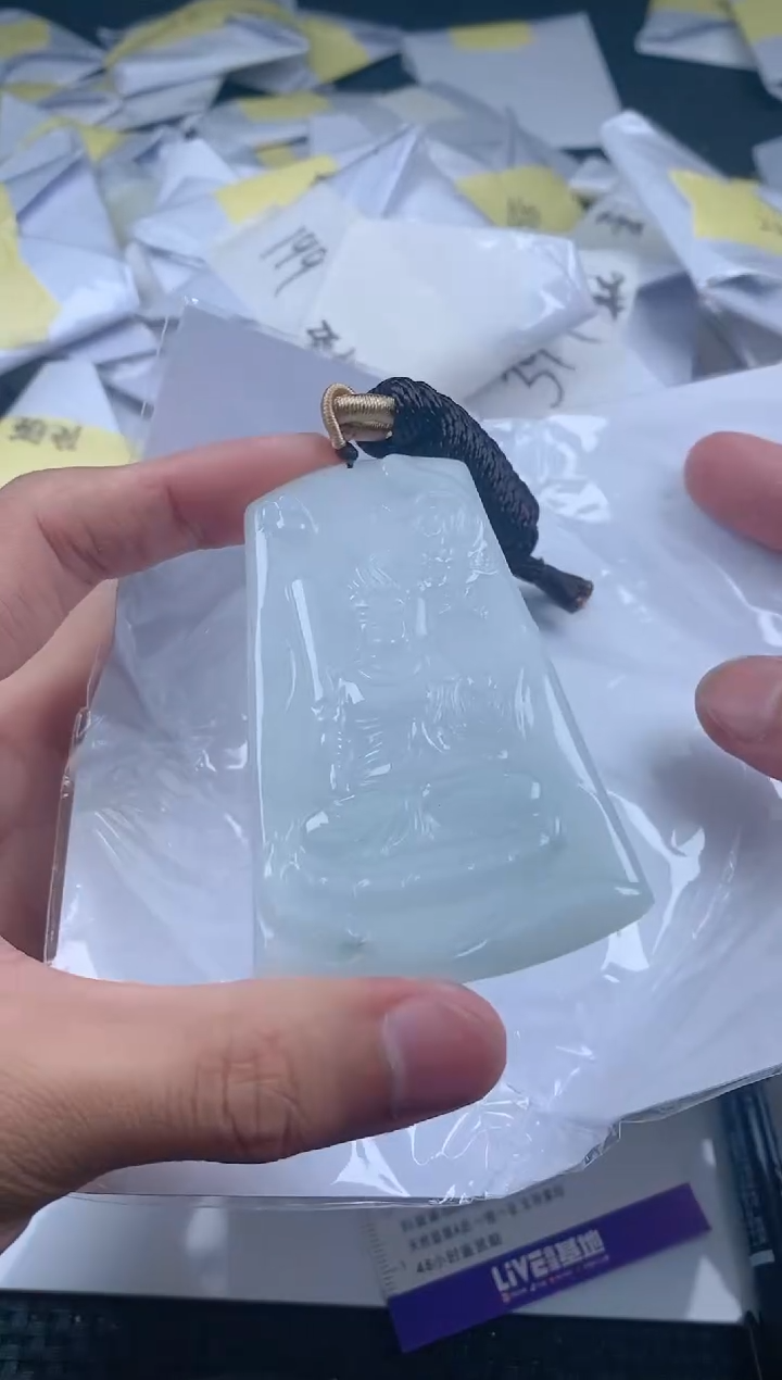 翡翠未镶嵌颈饰             