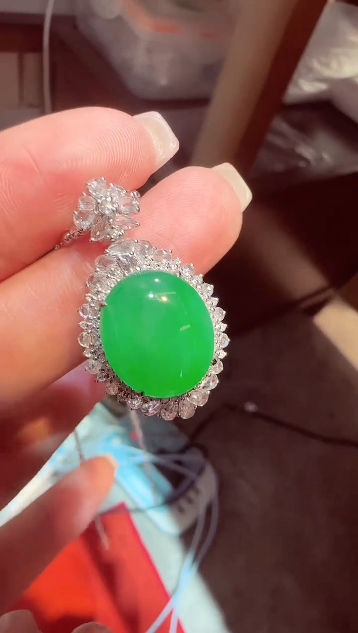 【闪购商品】翡翠吊坠(不含链)18K金镶嵌蛋面28000分单