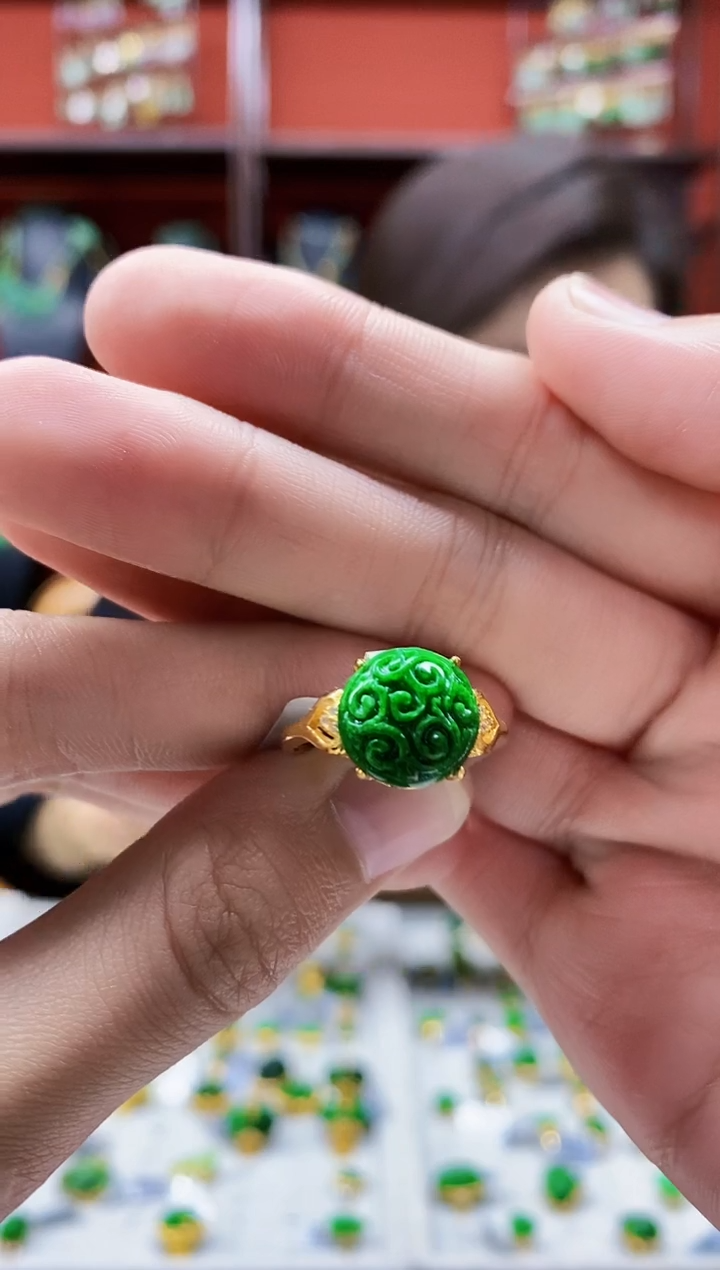 颈饰未镶嵌翡翠戒指