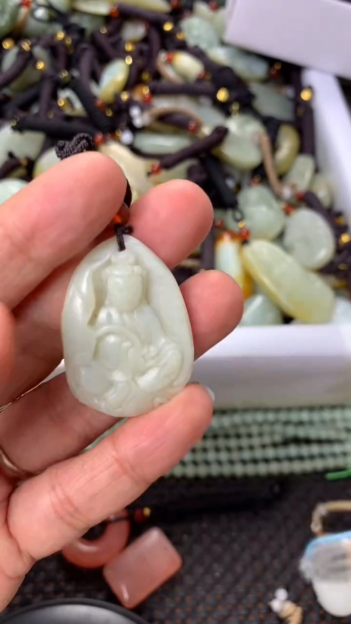 【闪购商品】和田玉颈饰未镶嵌多样性发货没有证书拍一发一有瑕