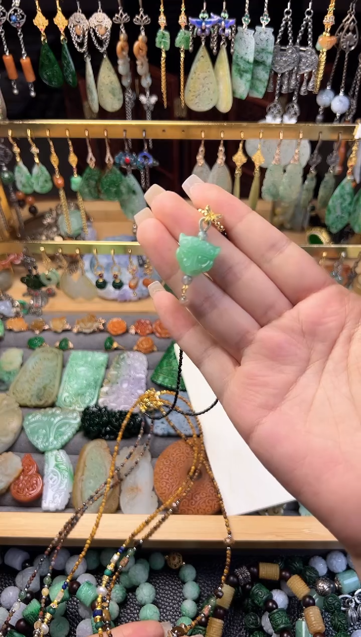 未镶嵌定制翡翠笑**湖翡翠