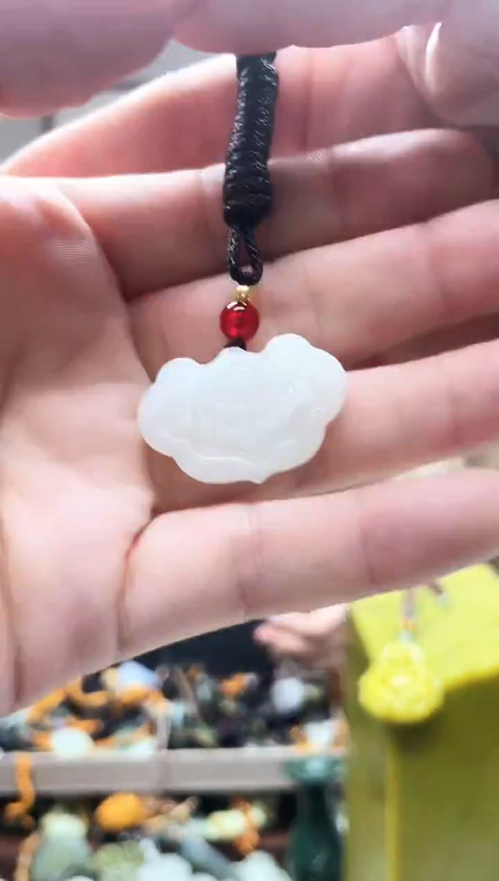 未镶嵌岫玉吊坠··