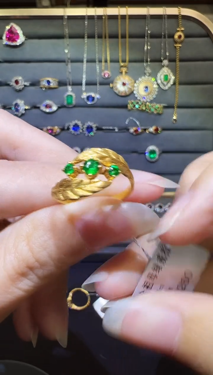 18K金镶嵌戒指祖母绿0.2ct