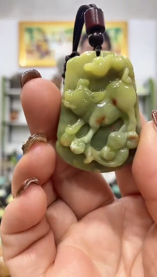 未镶嵌蛇纹石玉吊坠    