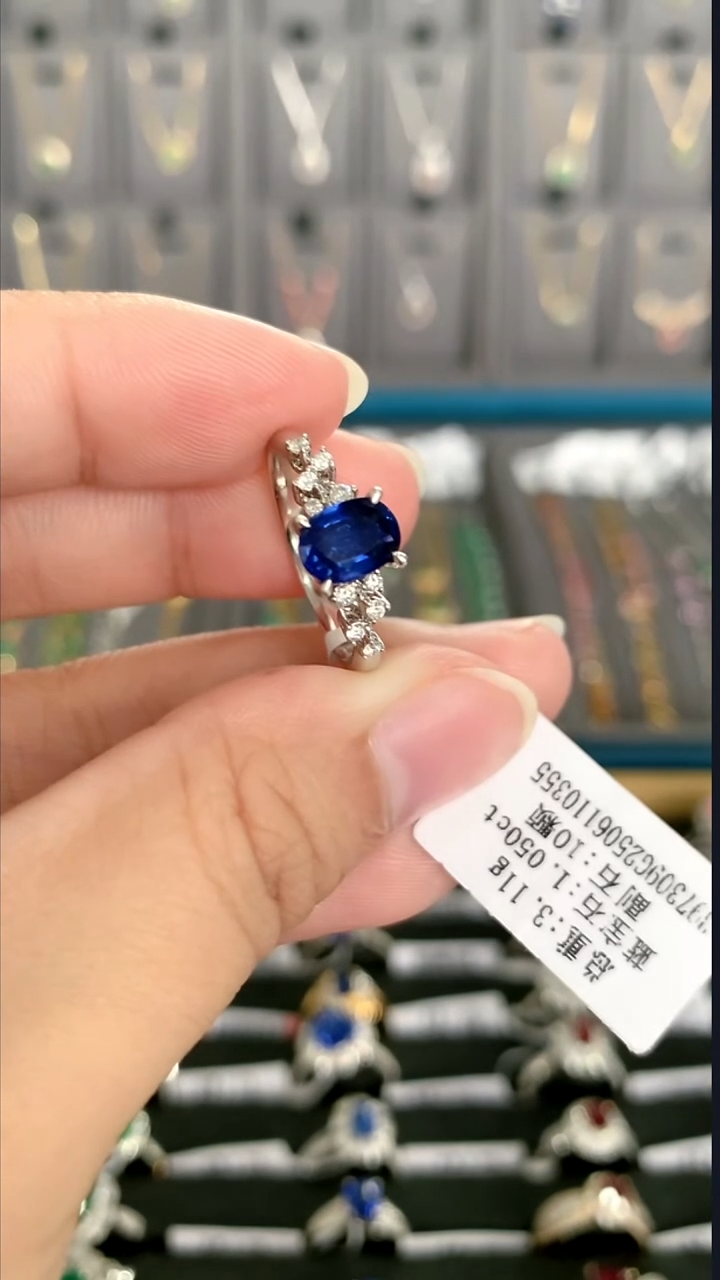 戒指蓝宝石18K金镶嵌1.05克拉