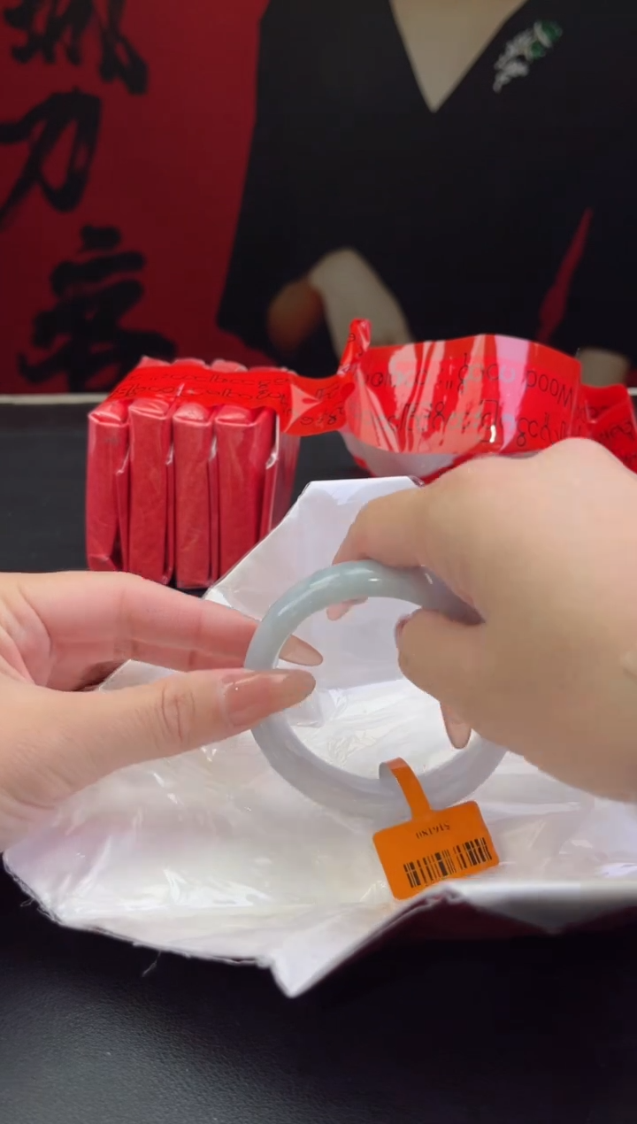 【闪购商品】翡翠手镯未镶嵌22翡翠手镯(微瑕）