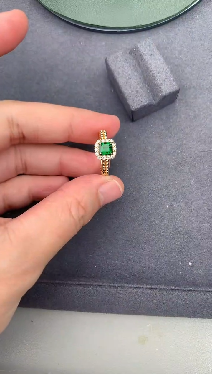 【闪购商品】石榴石戒指18K金镶嵌1ct沙弗莱戒指