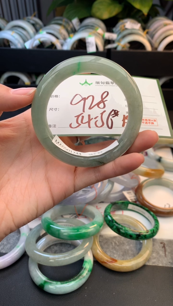 未镶嵌定制翡翠毛货需精细抛光+多人