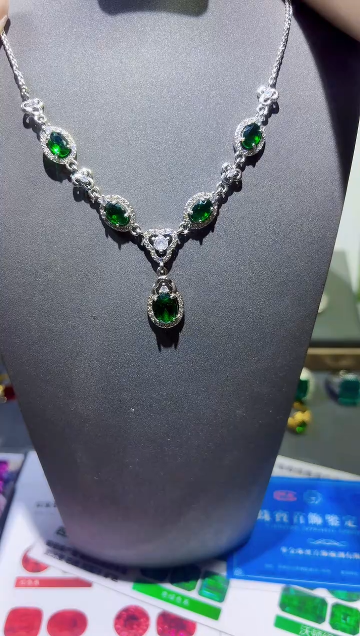 颈饰18K金镶嵌祖母绿5