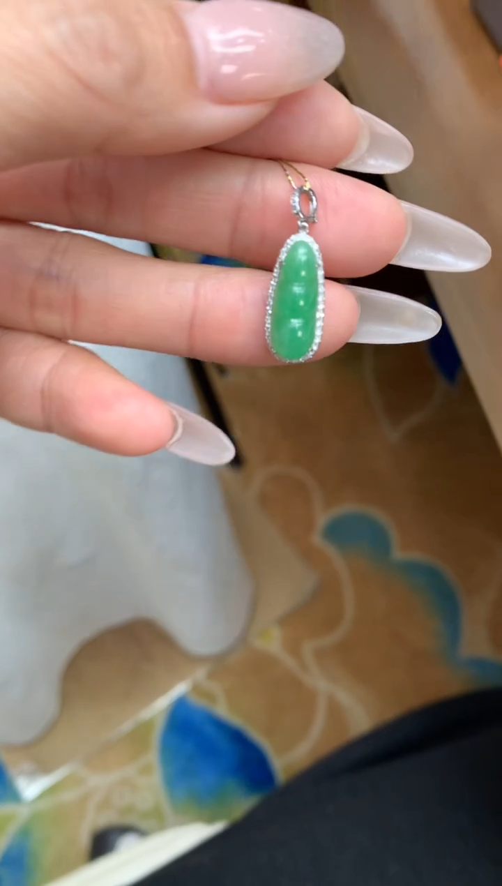 【闪购商品】翡翠颈饰18K金镶嵌福豆