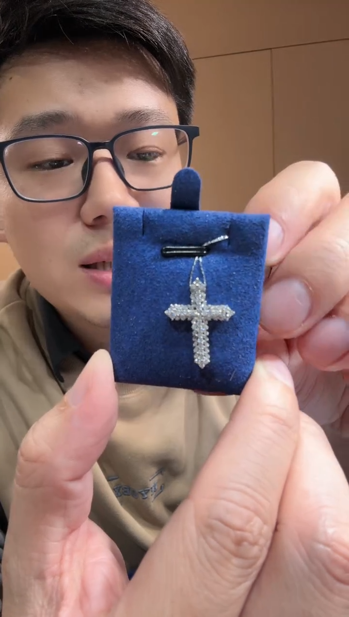 【闪购商品】钻石吊坠18K金镶嵌十字架吊坠TG