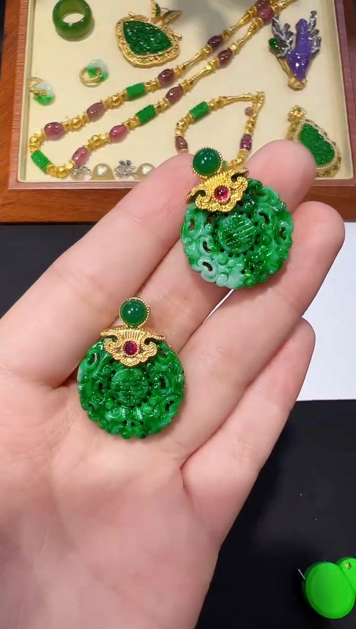 翡翠18K金镶嵌颈饰吊坠（单一件多样性发货）