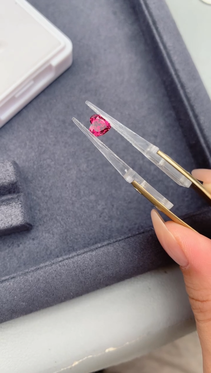 石榴石裸石未镶嵌1ct镁铝榴石  FG