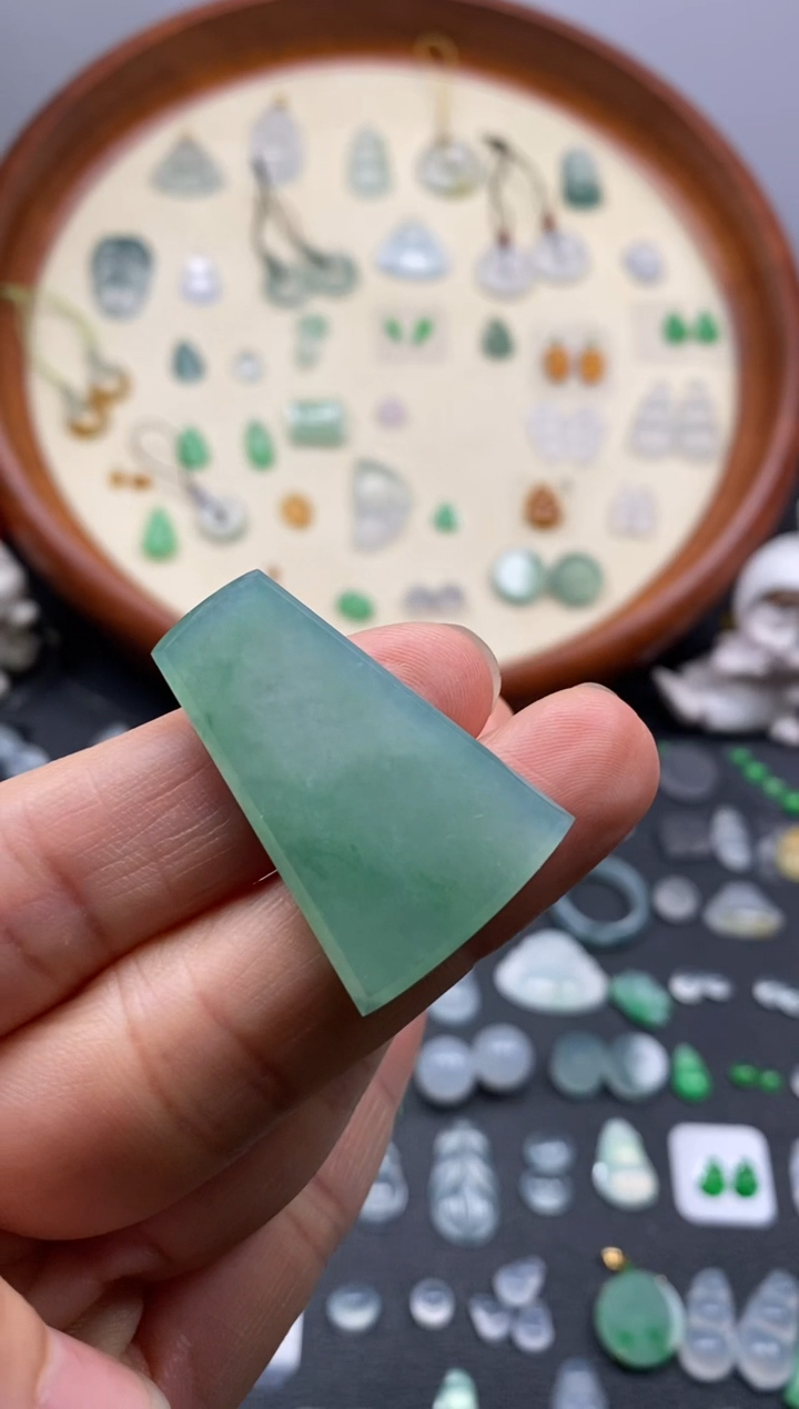 颈饰未镶嵌翡翠果緑无事牌/芬