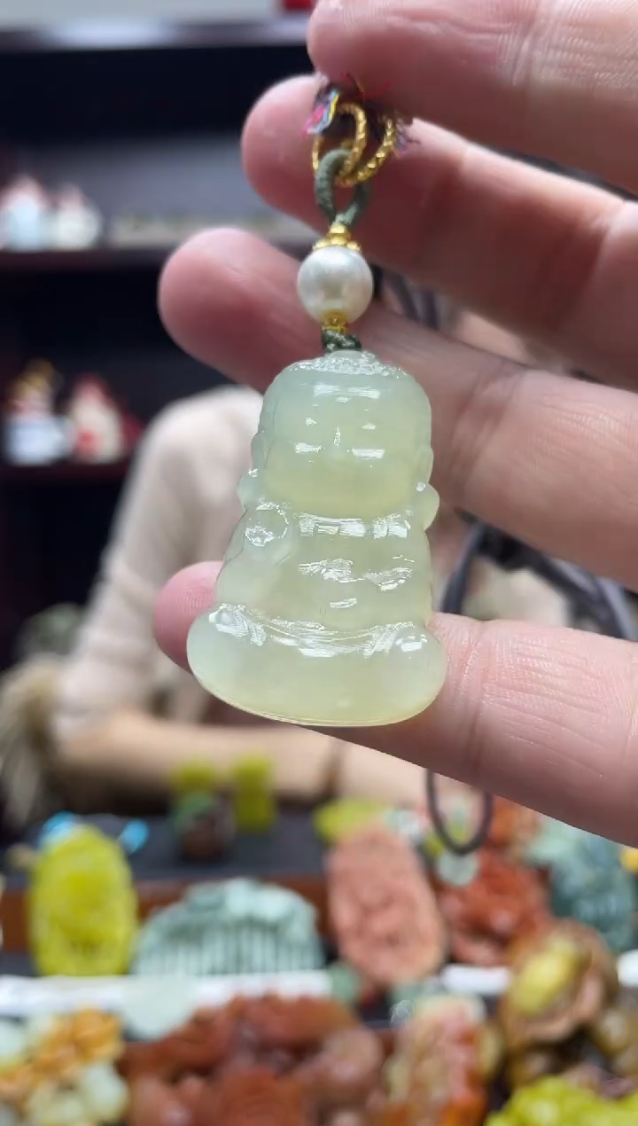 岫玉未镶嵌吊坠·