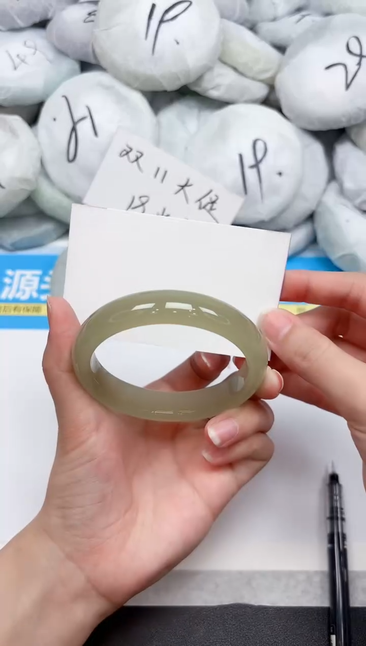 未镶嵌手镯石英质玉133-59.1