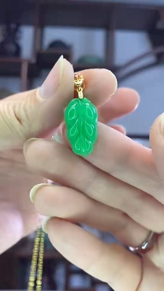 吊坠(赠链)未镶嵌翡翠X11阳绿小叶子