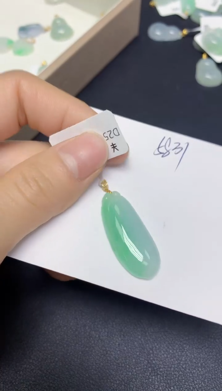 【闪购商品】翡翠挂件18K金镶嵌 天然翡翠A货