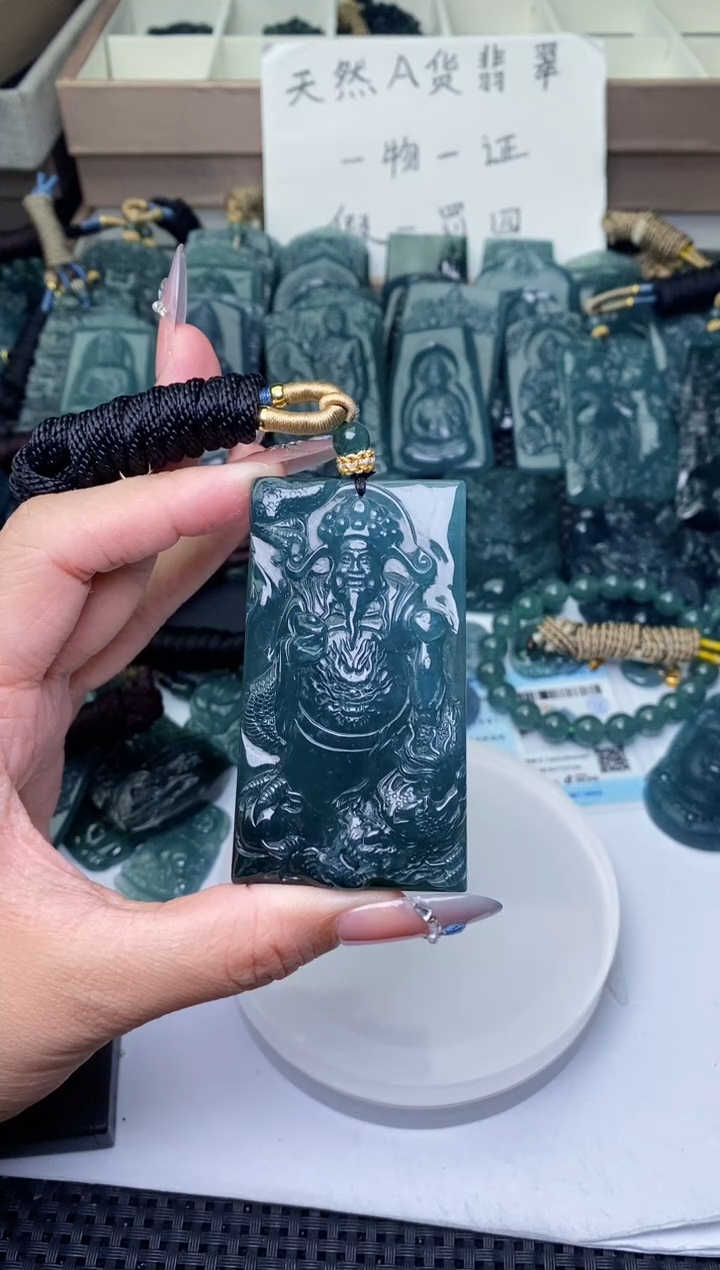 颈饰未镶嵌翡翠          