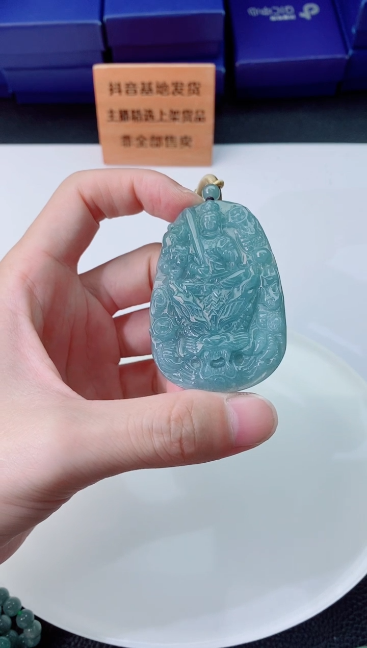 翡翠未镶嵌颈饰   `