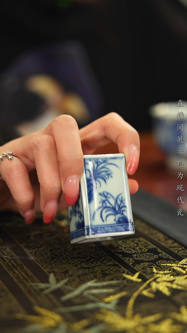 其他瓷函*柴窑青花梅兰竹菊四方笔筒