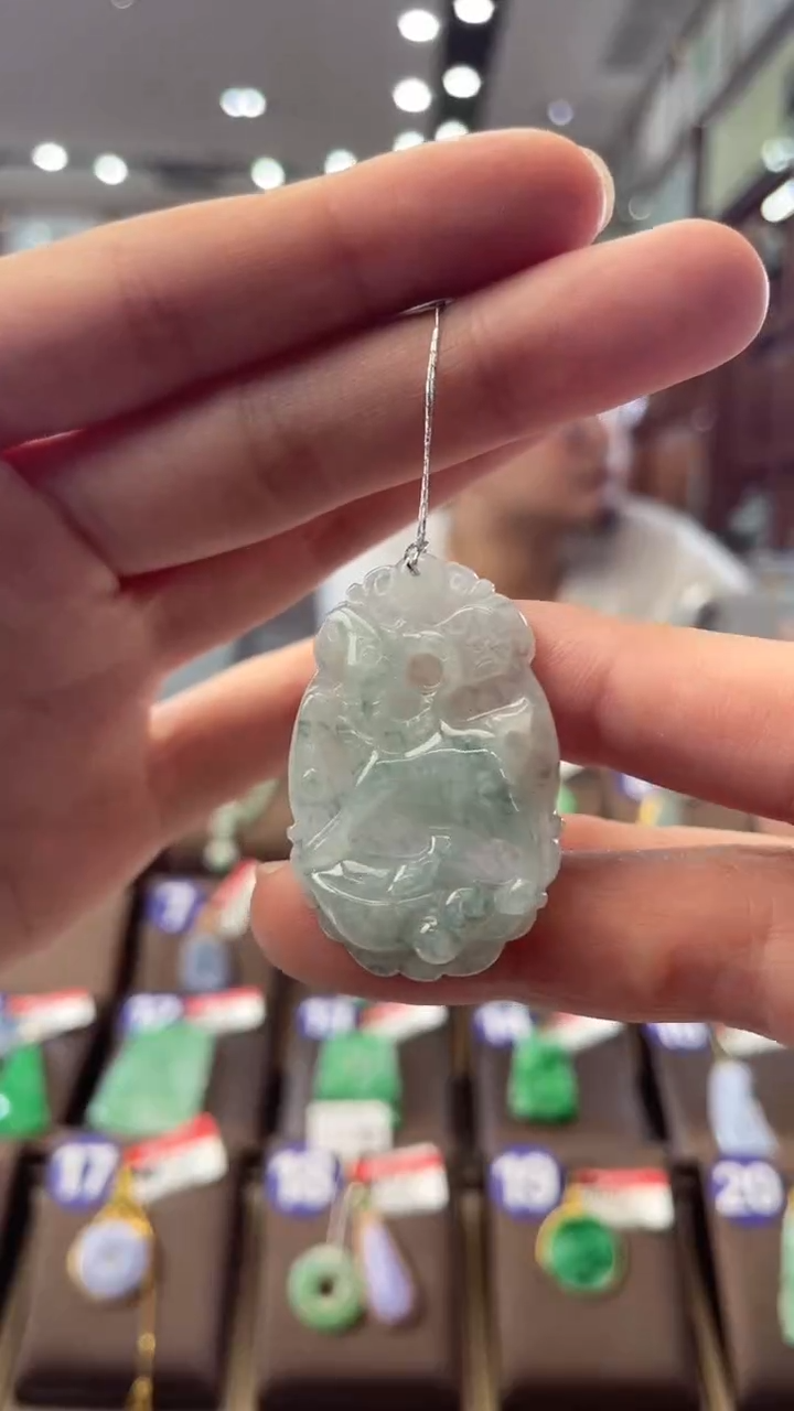 【闪购商品】翡翠颈饰未镶嵌牛牌