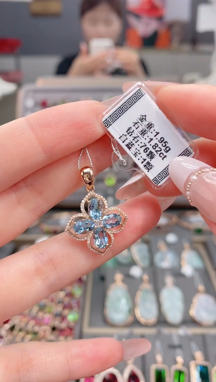 18K金镶嵌颈饰海蓝宝石1.82   