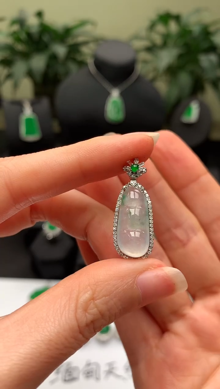 【闪购商品】翡翠颈饰18K金镶嵌福豆