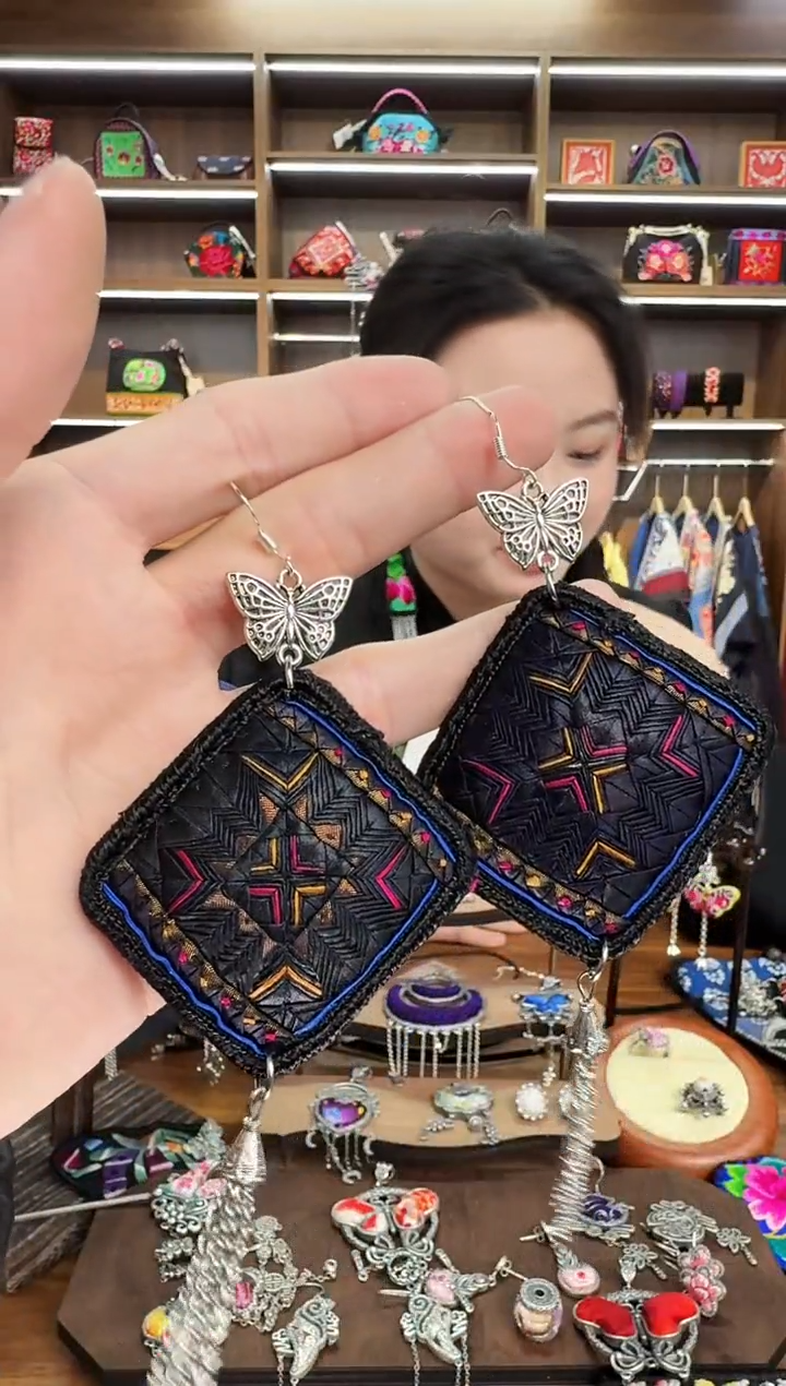 【闪购商品】织绣213蒙阿苏苗绣传承