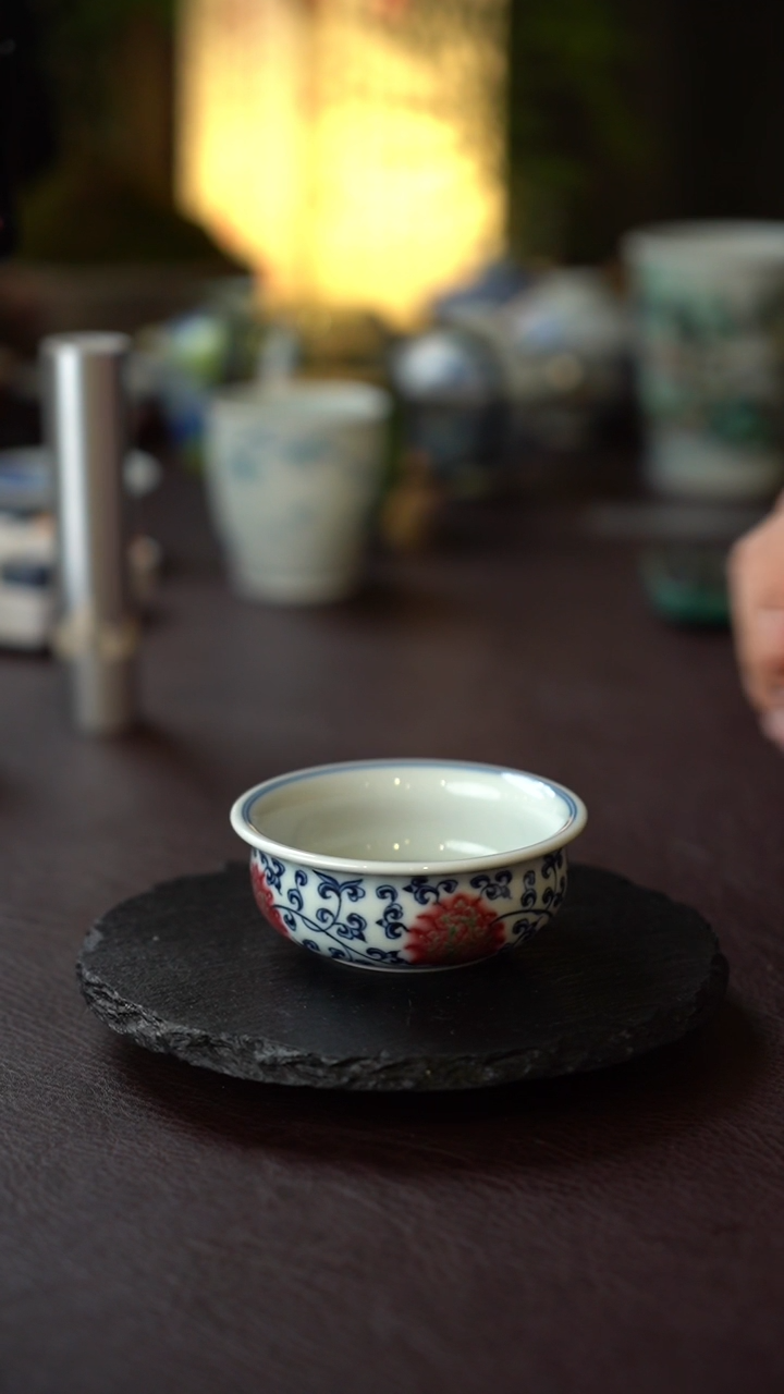 景德镇全手工手绘青花缠枝莲带内绘釉里红主人杯