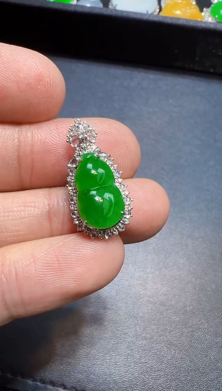 【闪购商品】翡翠吊坠(不含链)18K金镶嵌阳绿葫芦吊坠