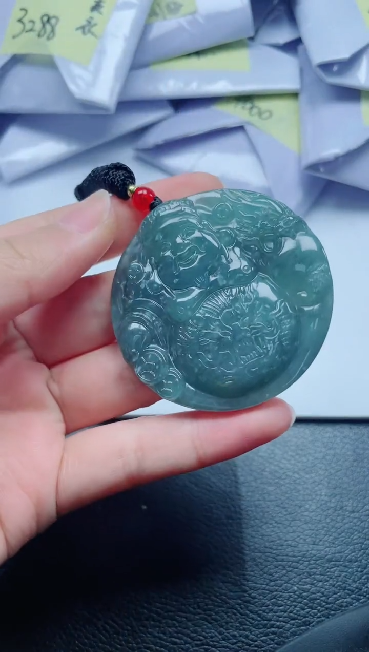 翡翠未镶嵌颈饰           