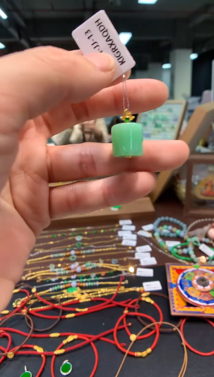 颈饰18K金镶嵌翡翠无事柱