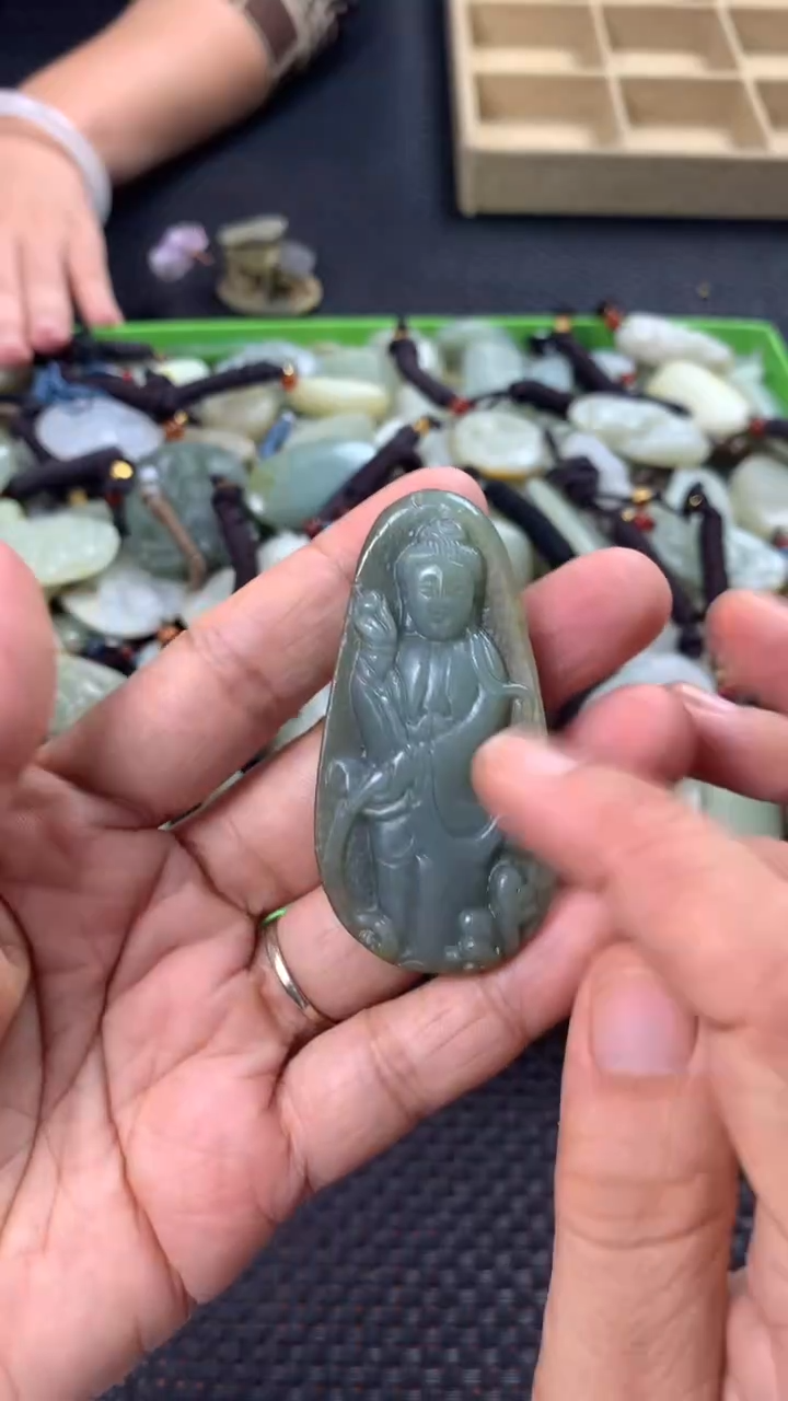 颈饰未镶嵌和田玉（多样性发一件）没有证书有瑕