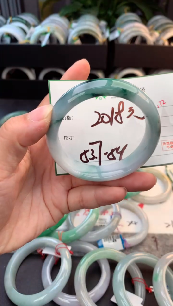 未镶嵌定制翡翠毛货需精细抛光+多人