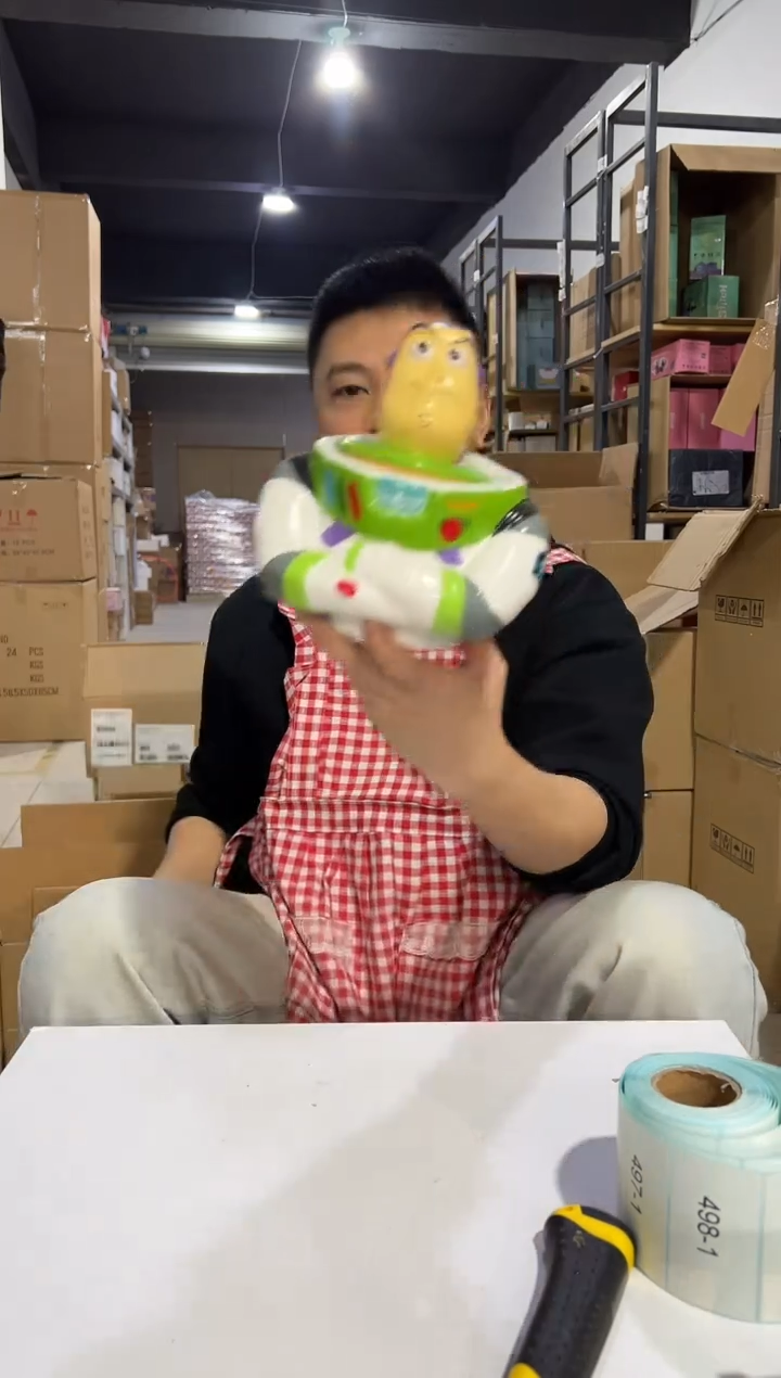 【闪购商品】杯巴斯光年带盖罐