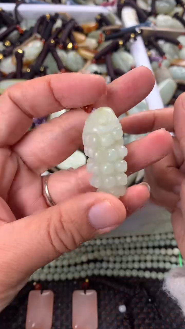 【闪购商品】和田玉颈饰未镶嵌多样性发货没有证书，拍一发一.有瑕