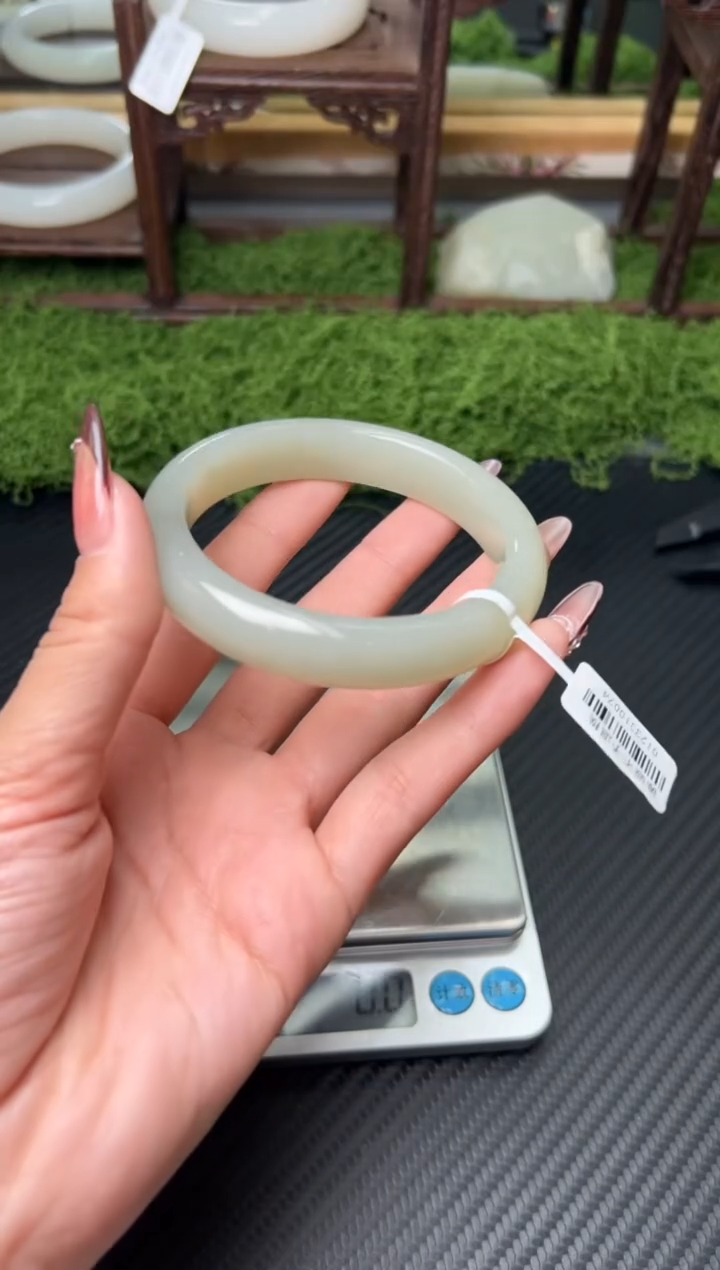 未镶嵌手镯和田玉且末微色差近矿60