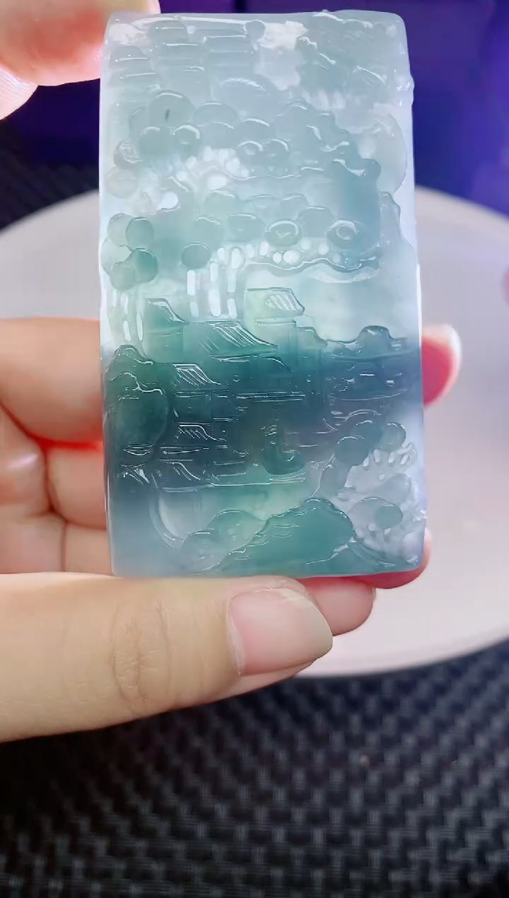 翡翠未镶嵌颈饰          