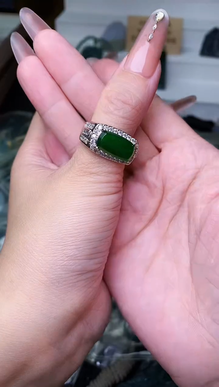 颈饰未镶嵌翡翠 