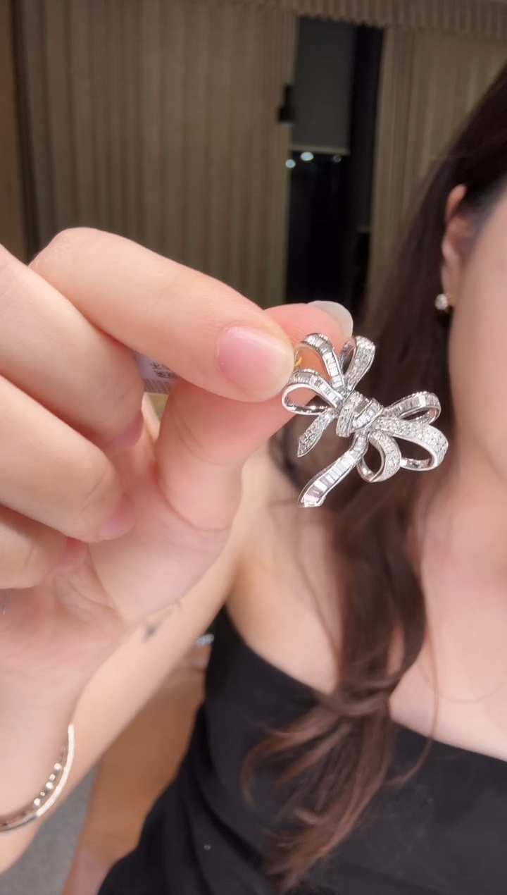18K金镶嵌吊坠（不含链）钻石蝴蝶结