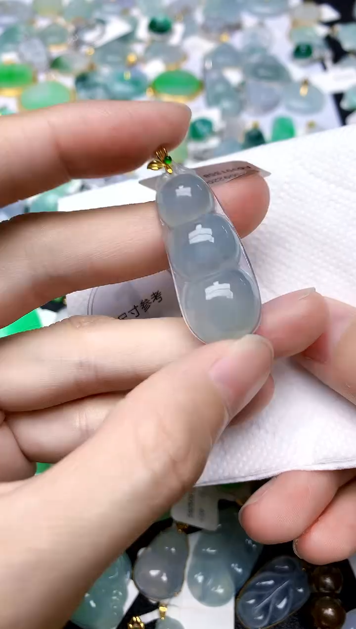 颈饰18K金镶嵌翡翠天然A货翡翠