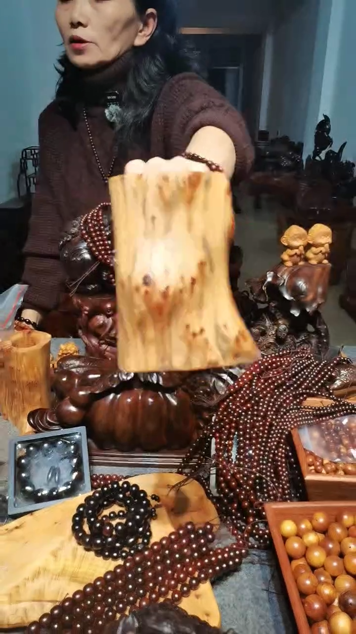 木慧****）崖柏留疤笔筒