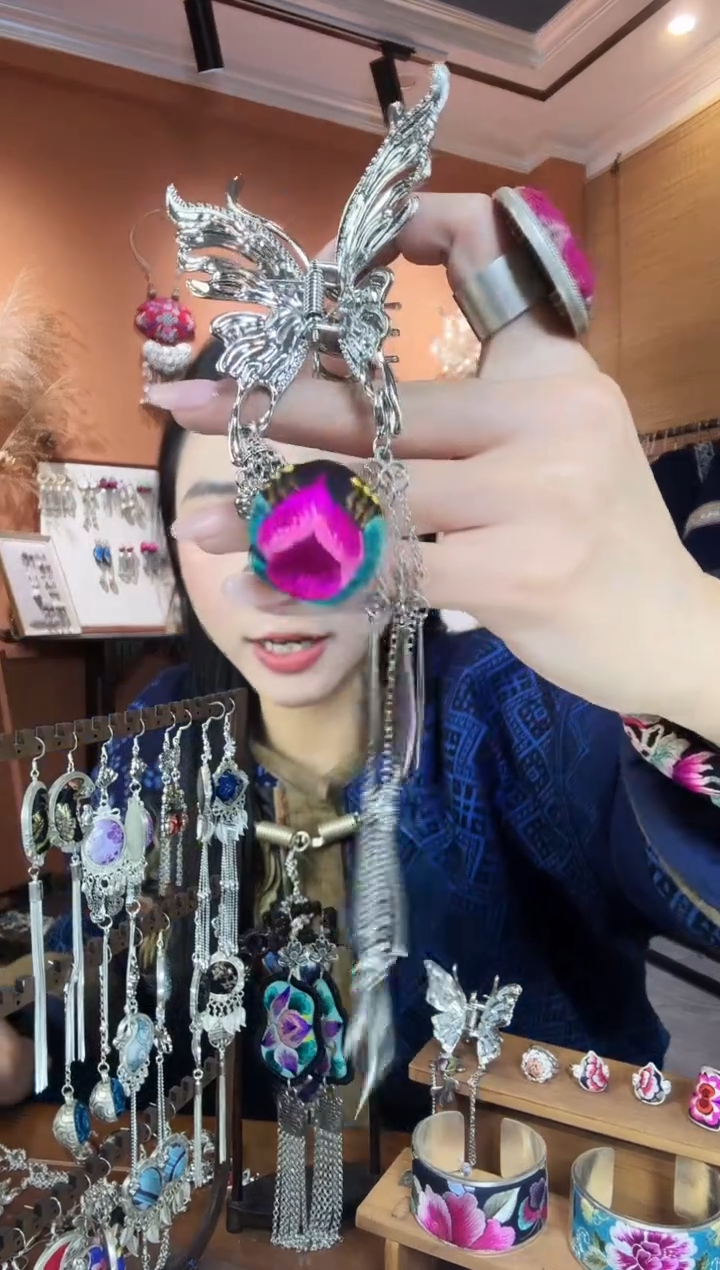 【闪购商品】刺绣纯手工抓夹民族风