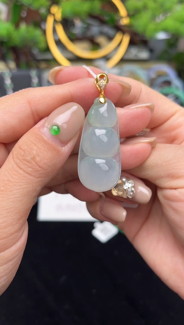 颈饰18K金镶嵌翡翠吊坠