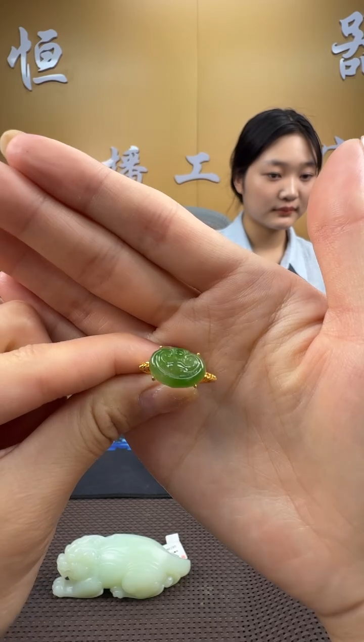 和田玉未镶嵌颈饰戒指