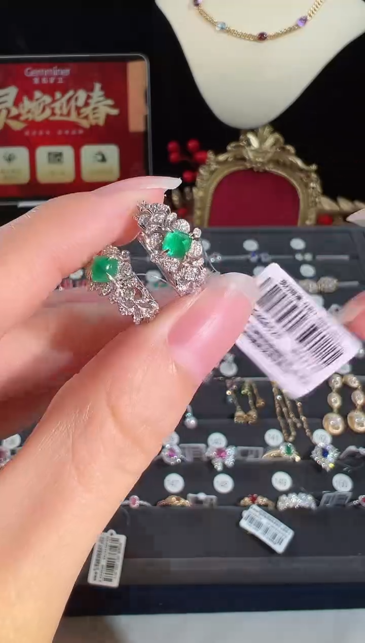 【闪购商品】祖母绿耳饰18K金镶嵌BE12732